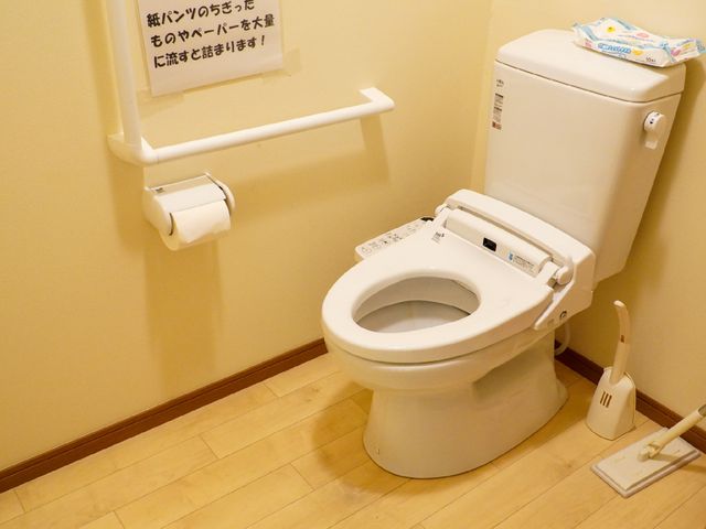 バリアフリートイレ構造 トイレ 安全なサポートを考えた清潔なトイレです。手すり等の設備が整っており、利用者の快適性を大切にしています。