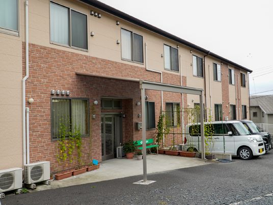 レンガ色の建物外観