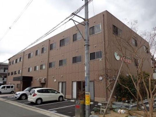 明るい外観の建物