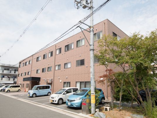 施設の外観と駐車場