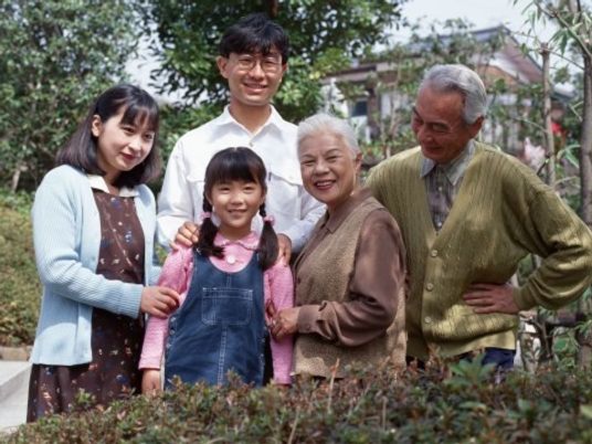 家族が庭で微笑む光景