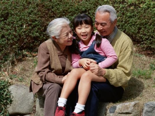 笑顔の3世代、中庭