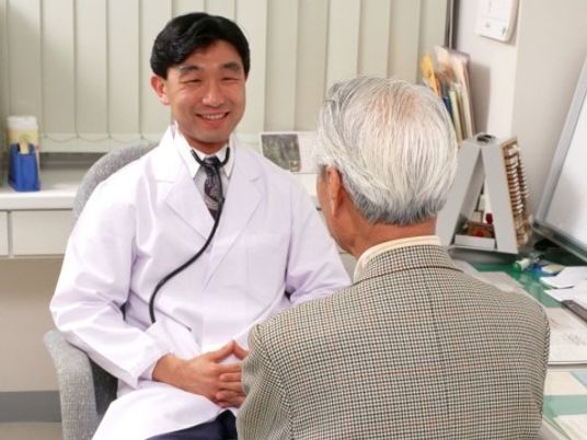 医師と相談する高齢者
