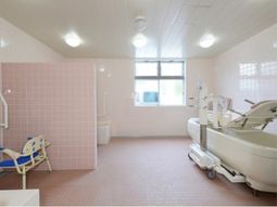 広々とした明るい浴室