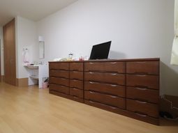 きれいな部屋のタンスと机