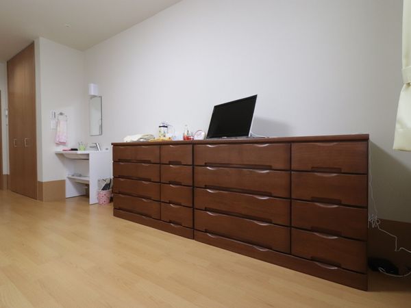きれいな部屋のタンスと机