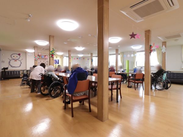 装飾が施された広々ダイニング