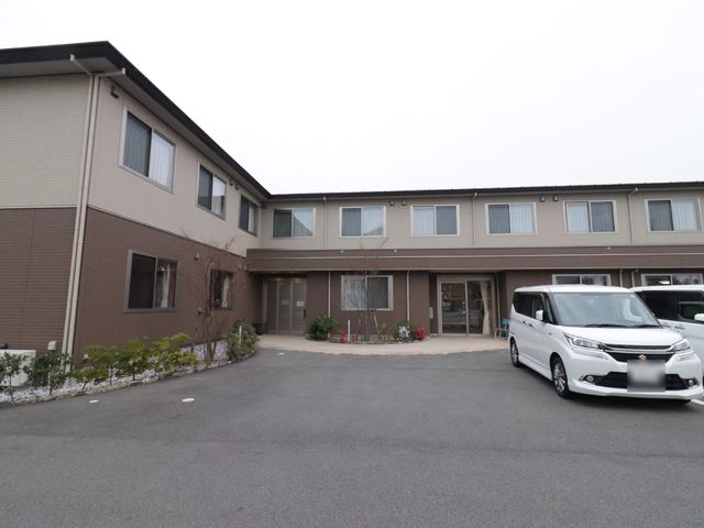 茶色の建物のエントランス 外観  ゆったりとしたエントランスが迎える施設です。清潔感があり、訪れる方々を暖かく出迎えてくれます。