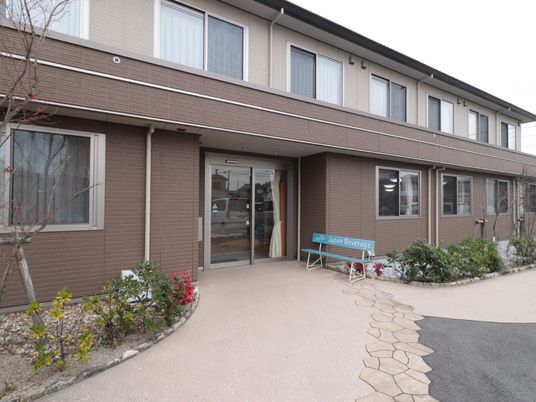 茶色い建物のエントランス 