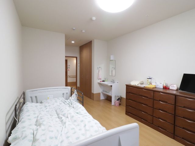 居心地の良い居室空間 居室 広々とした個室は、個人の好みに合わせてアレンジが可能です。生活に必要な家具が整っており、快適な私空間をお約束します。