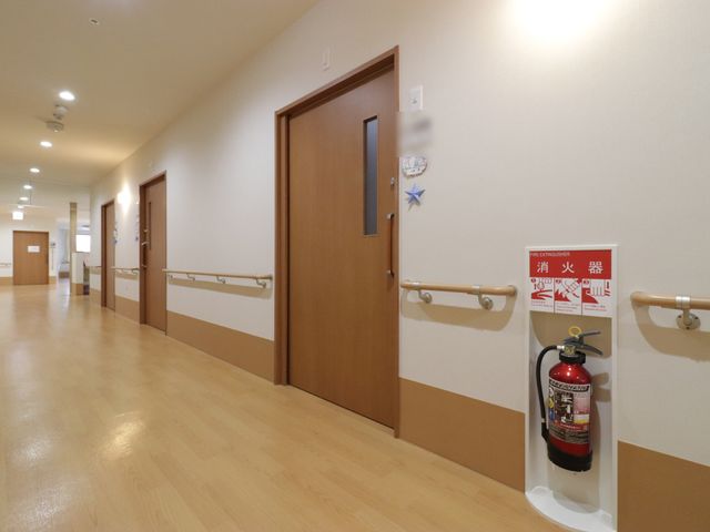 清潔感のある廊下 通路 手すりが設置されたきれいな廊下で、誰もが安心して歩けるよう配慮がされています。