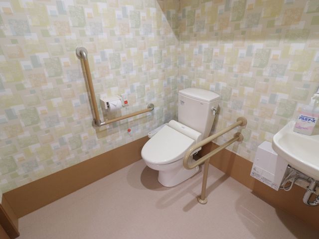 バリアフリー対応トイレ トイレ 安全を考えた手すり付きのトイレです。清潔感があり、ゆったりと使用できる空間を提供しています。