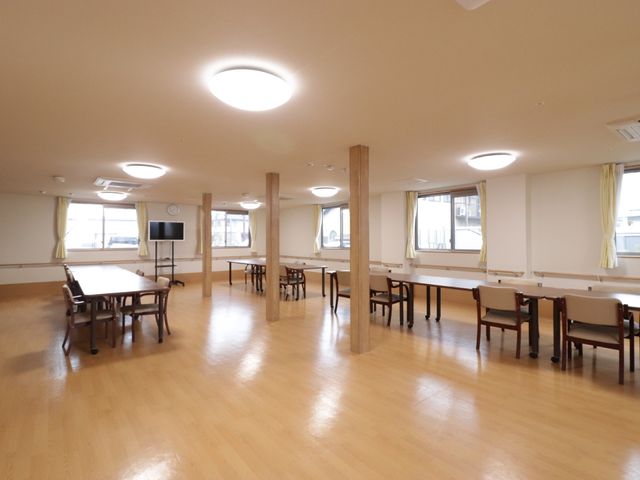 広々とした明るい食堂 共有スペース 広々とした食堂で、テーブルと椅子が整然と配置されており、共に時を過ごす快適な空間です。窓から自然光がたっぷりと差し込み、温かい雰囲気を演出しています。