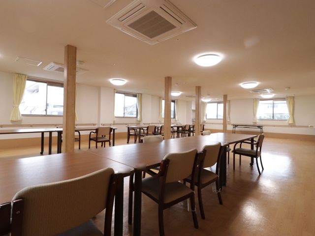 広々とした空間のダイニング 共有スペース ゆったりとした食堂では、明るく開放的な環境で食事が楽しめます。共に時間を過ごす場所として最適です。