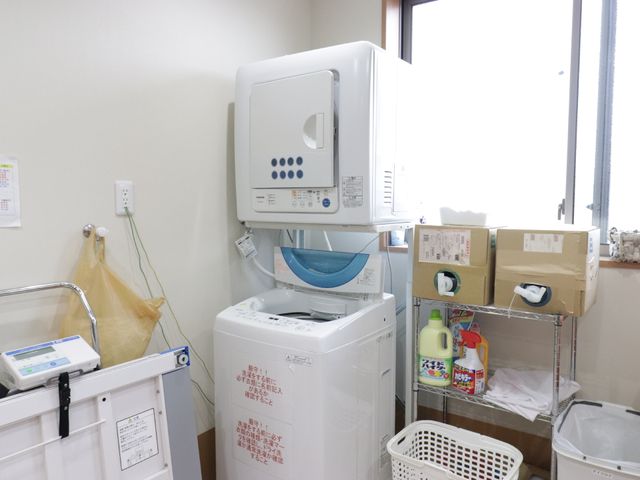 洗濯設備が整う部屋 ランドリー 清潔感のあふれる洗濯室の様子です。日々の生活で心地良い清潔さを保つための設備が揃っています。