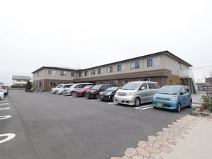  広々とした駐車場の外観  