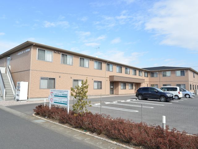 清潔感のある建物外観 外観 ゆとりのある駐車場を備えた、清潔で明るい建物です。訪れる方々に快適な環境を提供しています。