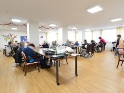 共有スペースでの食事の様子