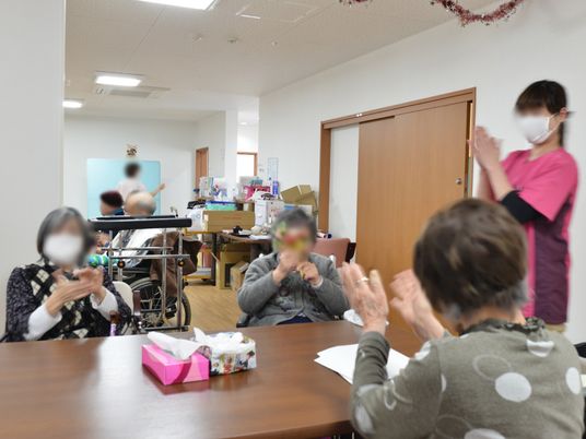 笑顔で手を叩く利用者様