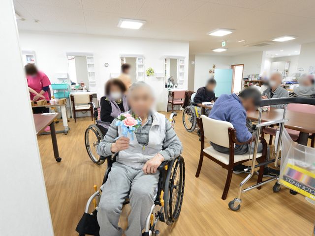 多様な活動の空間 入居者3 スタッフと利用者さまが共に活動する明るく広々とした空間です。手工芸など多彩な趣味活動もお楽しみいただけます。