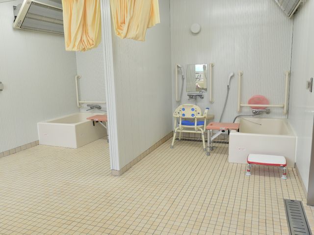 快適な設備の浴室 浴室 手すりや座席付きの浴槽があり、安全かつ快適にご利用いただける設計となっております。サポートが必要な方も安心してお過ごしいただける空間です。