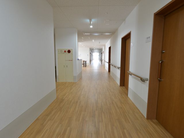 明るい清潔な廊下 廊下 手すりが整備された、ゆったりとした廊下は、歩行時の安全を支えます。どなたでも安心してお過ごしいただける環境です。