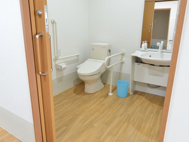 バリアフリートイレ設備 トイレ バリアフリーを重視したトイレには、安全を考慮した手すりが設置され、快適な使用が叶います。すべての方が安心してご利用いただける設計です。