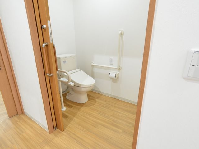 バリアフリートイレの一部 居室のトイレ 手すり付きでゆとりのあるトイレです。安心して日々の生活を送れるように配慮されています。