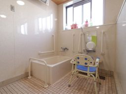 バリアフリーの清潔な浴室