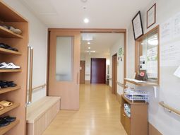 暖かみのある廊下の一角