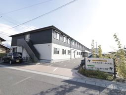 外観の建物と駐車場