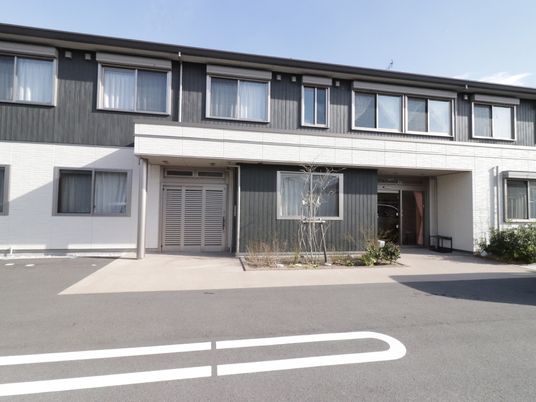 モダンな建物のエントランス