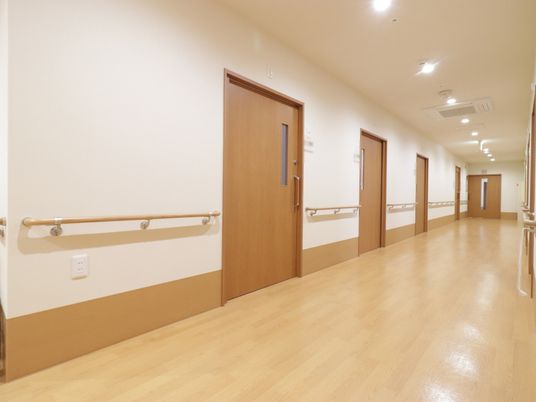 手すり付きのきれいな廊下