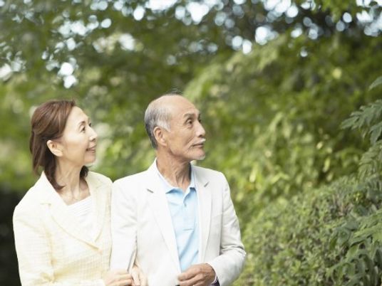 散策する高齢の男女