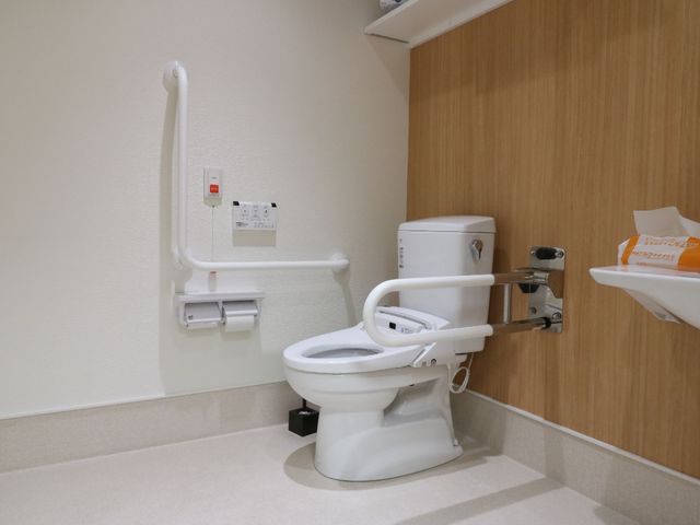 安全なトイレ空間 トイレ 手すり付きで安全性を考慮した清潔なトイレです。利用者の自立支援に配慮した設計になっております。