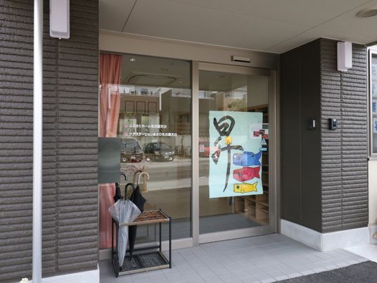 エントランスの自動ドア