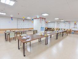 飾り付けされた広々ダイニング
