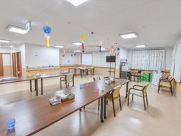 明るい食堂の様子