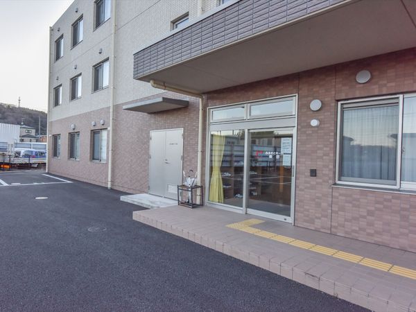 施設の明るいエントランス