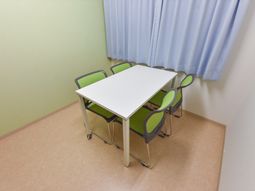 青緑色の椅子と白いテーブル