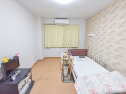 明るい壁紙の居室