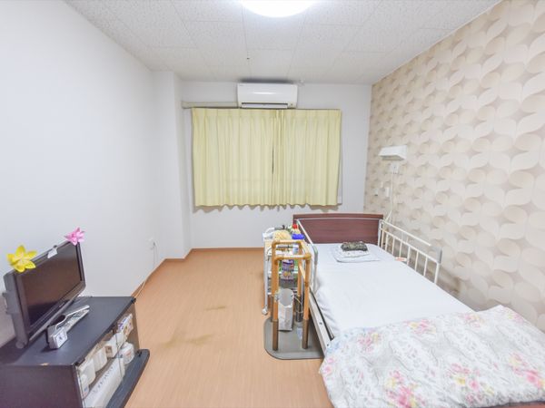 明るい壁紙の居室