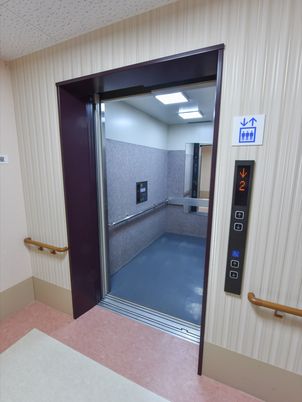 エレベーターの開いた扉