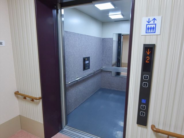 エレベーターの開いた扉 エレベーター 手すりが整備されたエレベーター周辺で、安全かつ快適に移動ができる設計になっております。