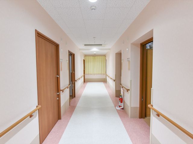 きれいな廊下の風景 通路 明るく清潔感のある廊下が広がっており、手すりも整備されているため、歩行に不安がある方でも安心して移動できるよう配慮されています。