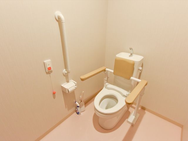 バリアフリーなトイレ トイレ 安全に配慮された手すり付きのきれいなトイレです。利用者の自立支援を考えた設計になっており、快適にお使いいただけます。