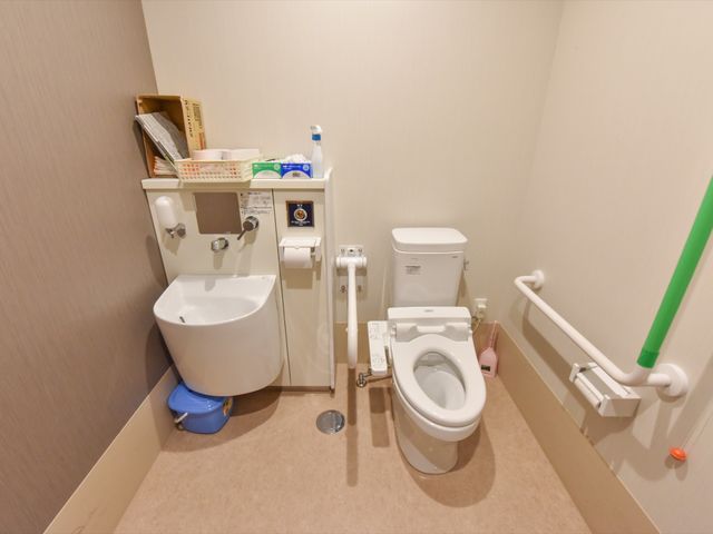 バリアフリートイレ設備 トイレ 安全かつ快適にご利用いただける配慮が施されたトイレ空間です。手すりや洗浄機能付き便座が設置されています。