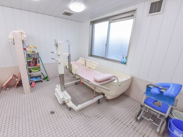 バリアフリーの浴室設備 浴室 清潔で広々とした浴室には、最新の介護用バスリフトを備え、入浴のサポートがしっかりと行えるようになっています。