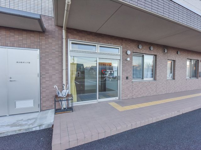 エントランスの外観 玄関 スロープが備えられた入口は、バリアフリーに配慮されており、明るい雰囲気を漂わせています。