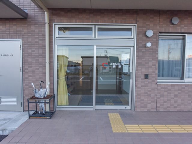 エントランスと玄関マット 玄関前 清潔感のある玄関エリアには、訪れる方を迎える傘立てが設置されており、心地よい第一歩を踏み出せます。